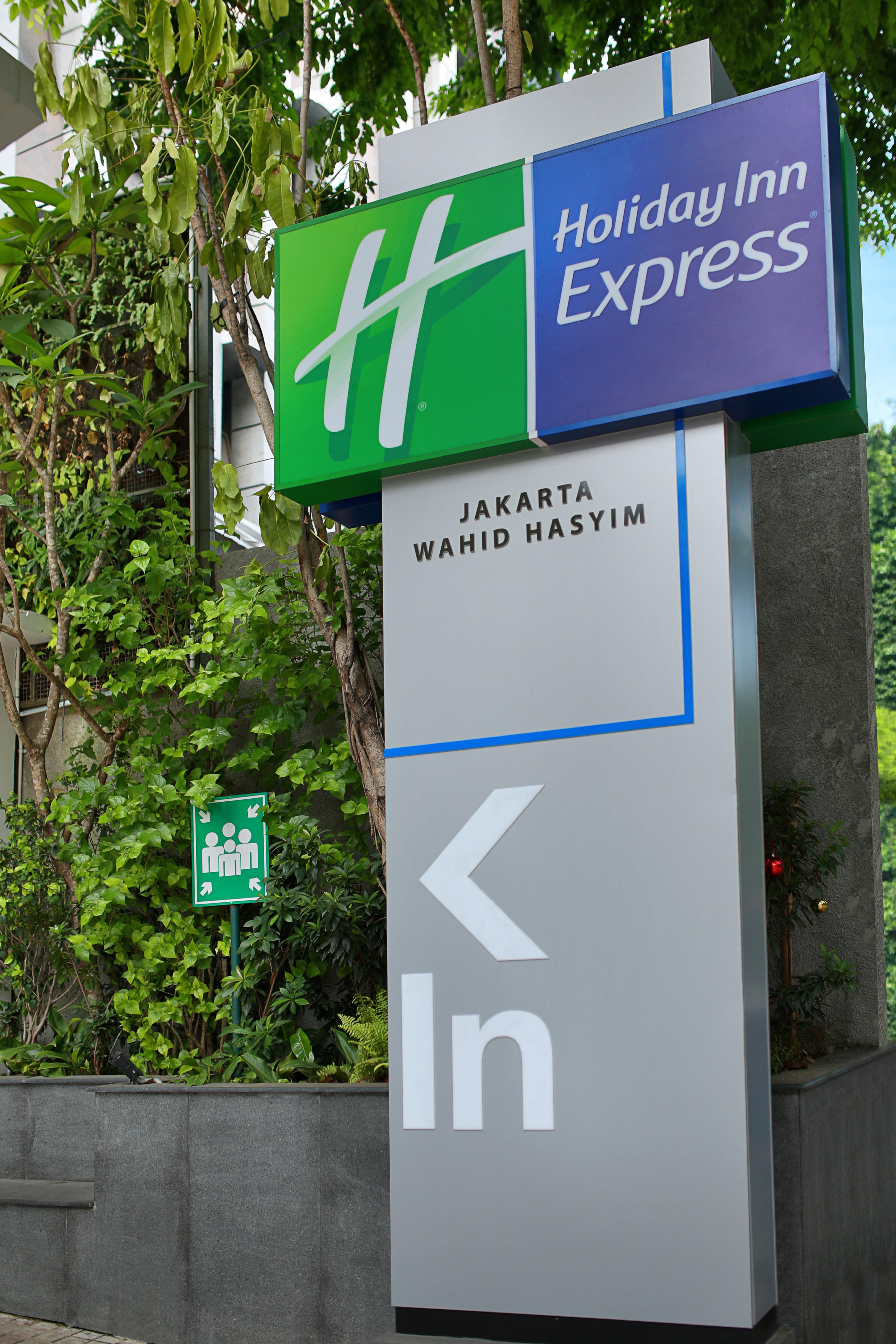 Holiday Inn Express Jakarta Wahid Hasyim, An Ihg Hotel Екстериор снимка