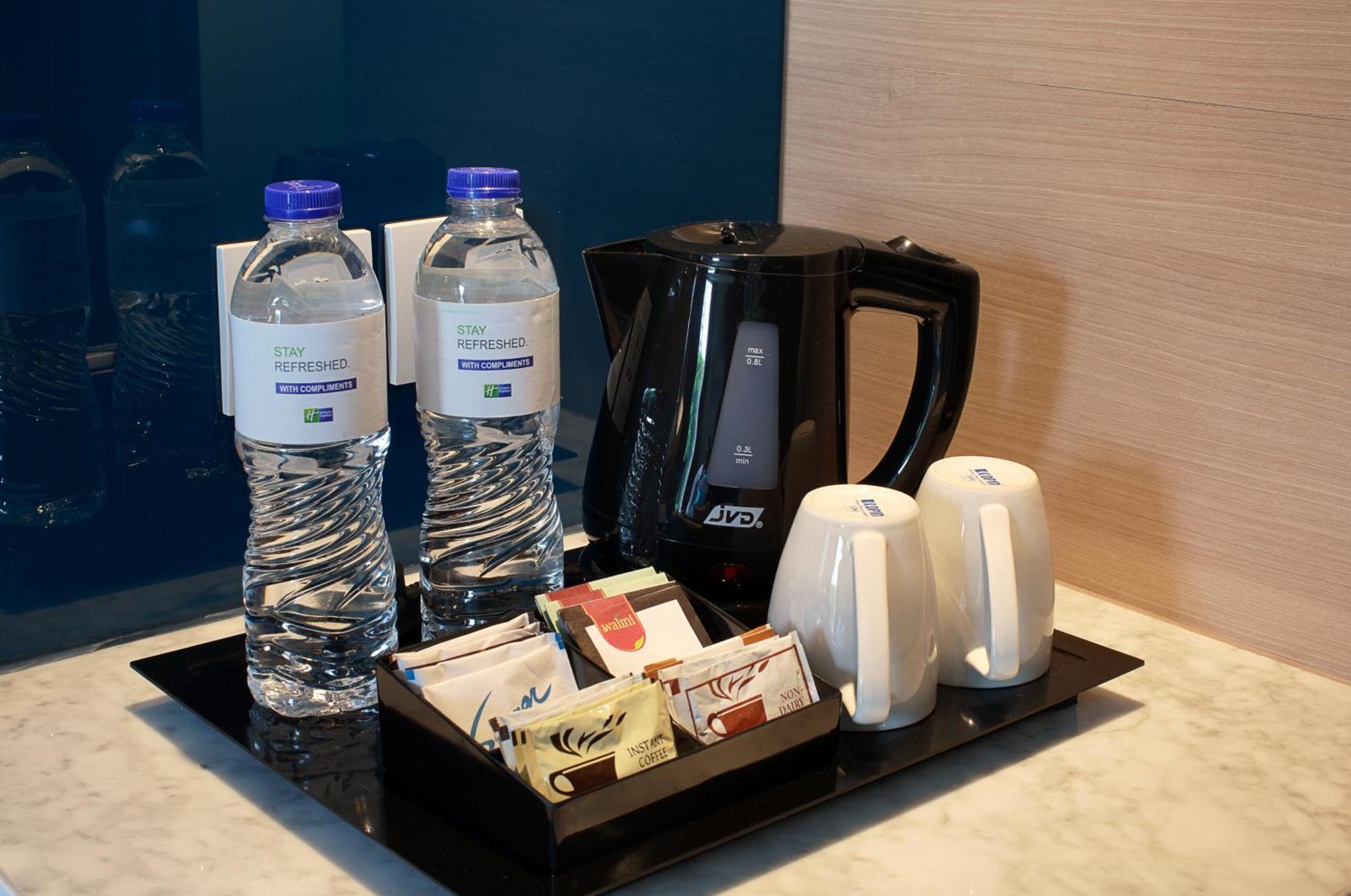 Holiday Inn Express Jakarta Wahid Hasyim, An Ihg Hotel Екстериор снимка