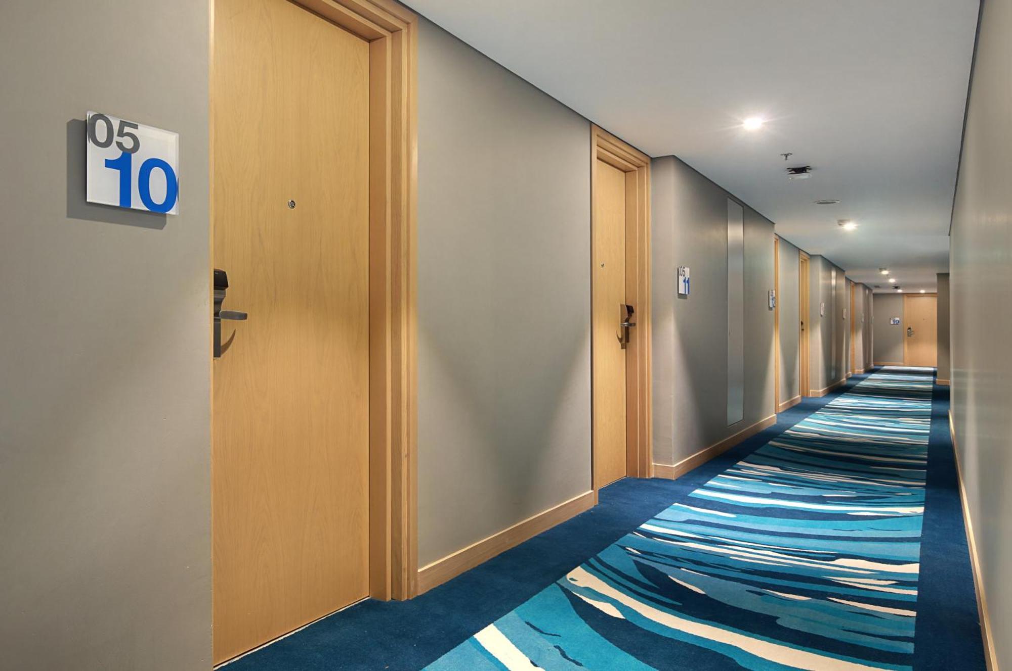 Holiday Inn Express Jakarta Wahid Hasyim By Ihg Екстериор снимка