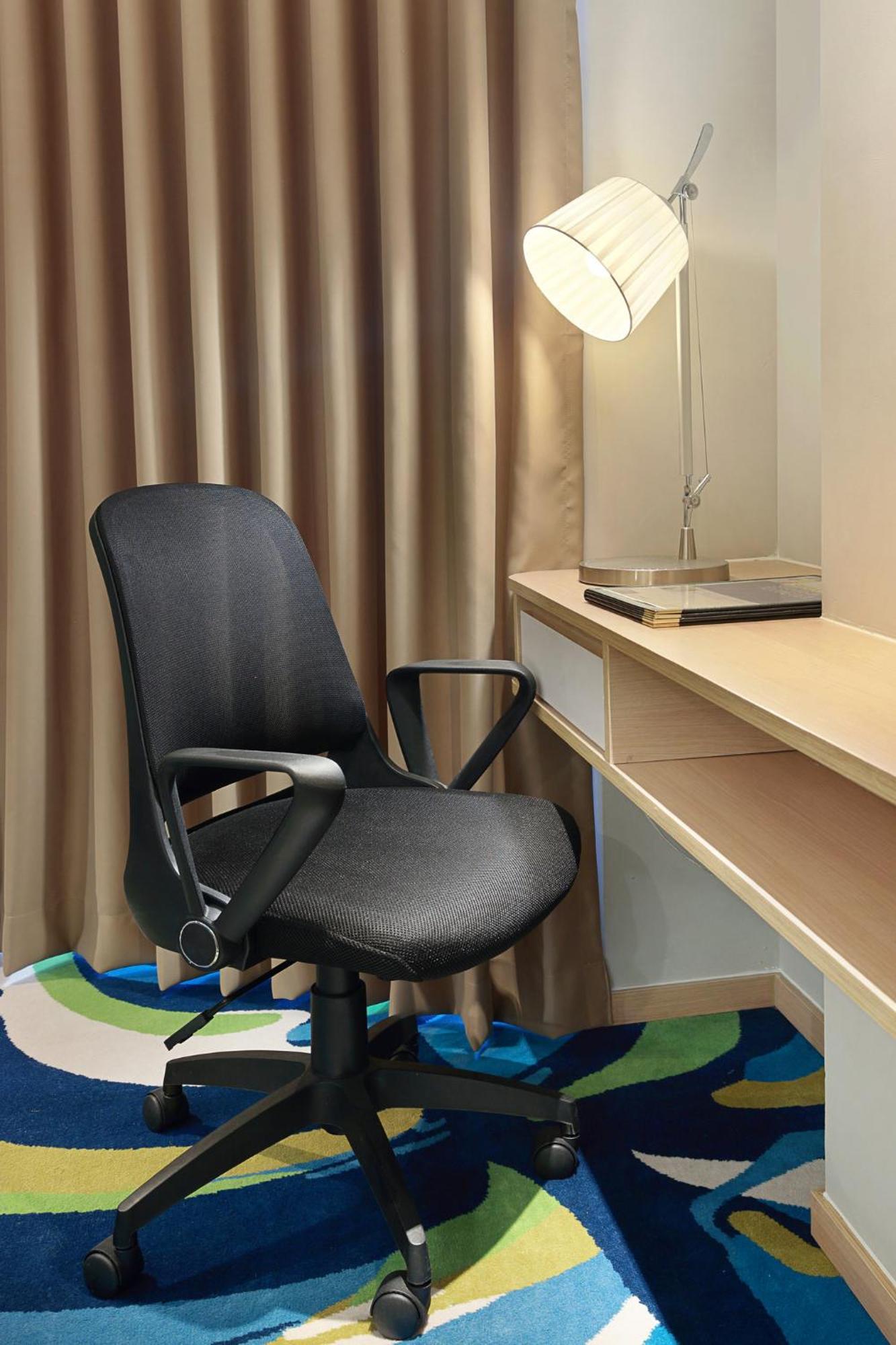 Holiday Inn Express Jakarta Wahid Hasyim By Ihg Екстериор снимка