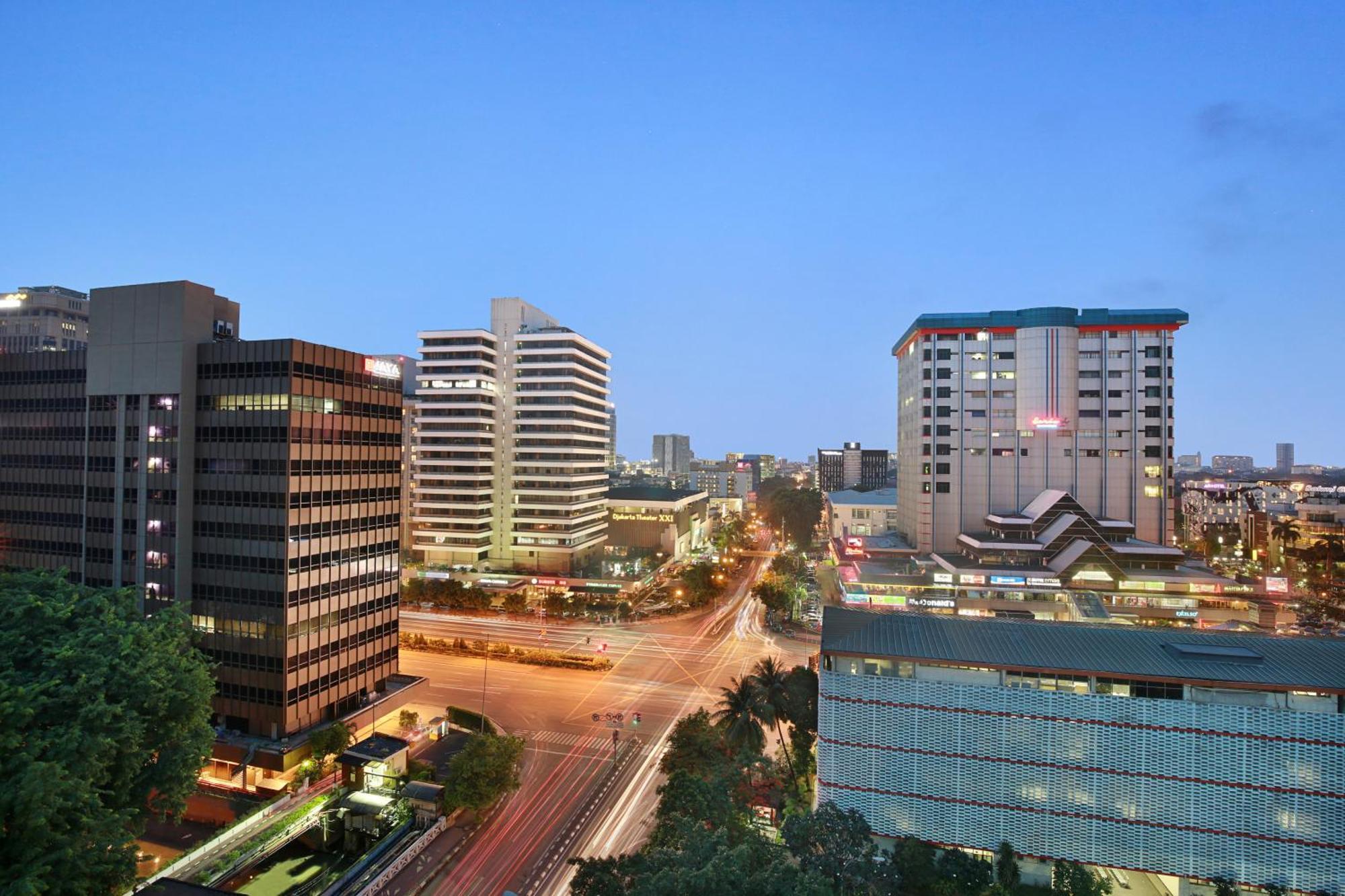 Holiday Inn Express Jakarta Wahid Hasyim By Ihg Екстериор снимка